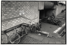 402554 Gezicht op de ingang van de Van Sijpesteijntunnel (zijde Stationsplein) te Utrecht, met verkeerd gestalde ...